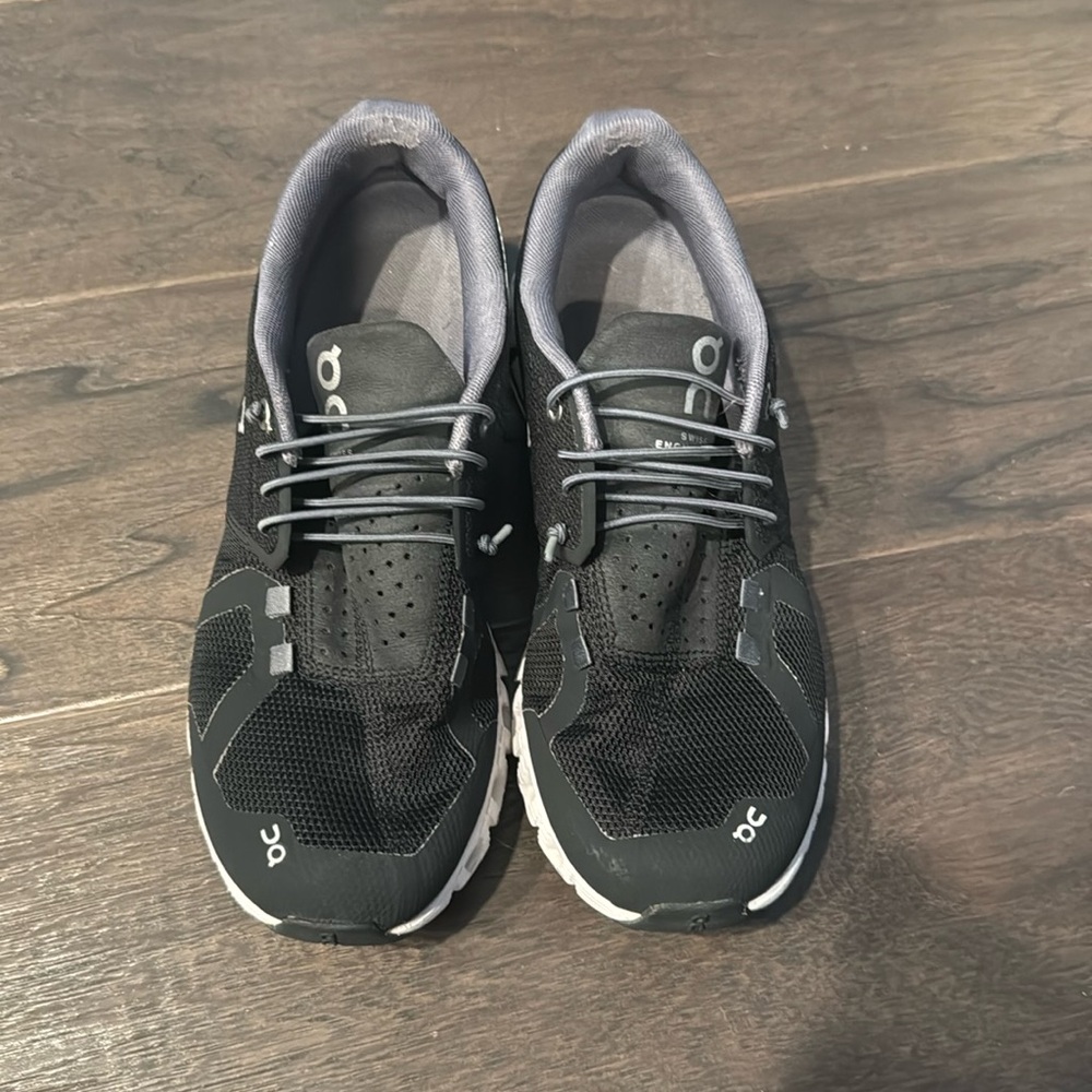 On Cloud 5 Black White soles size 8